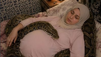 تنام إمرأة حامل 